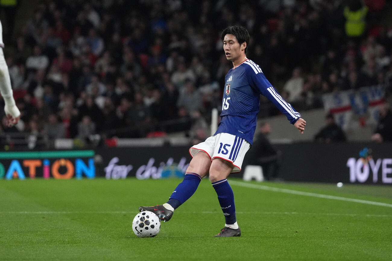 日本対イングランド　前半、パスを出す鎌田（撮影・パオロ　ヌッチ）