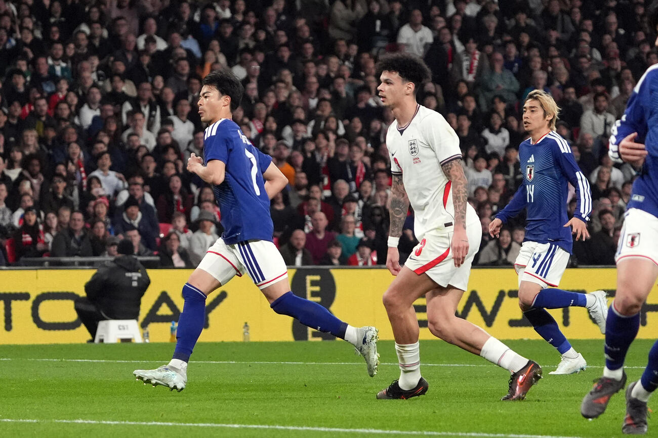 日本対イングランド　前半、先制ゴールを決めた三笘（左）（撮影・パオロ　ヌッチ）