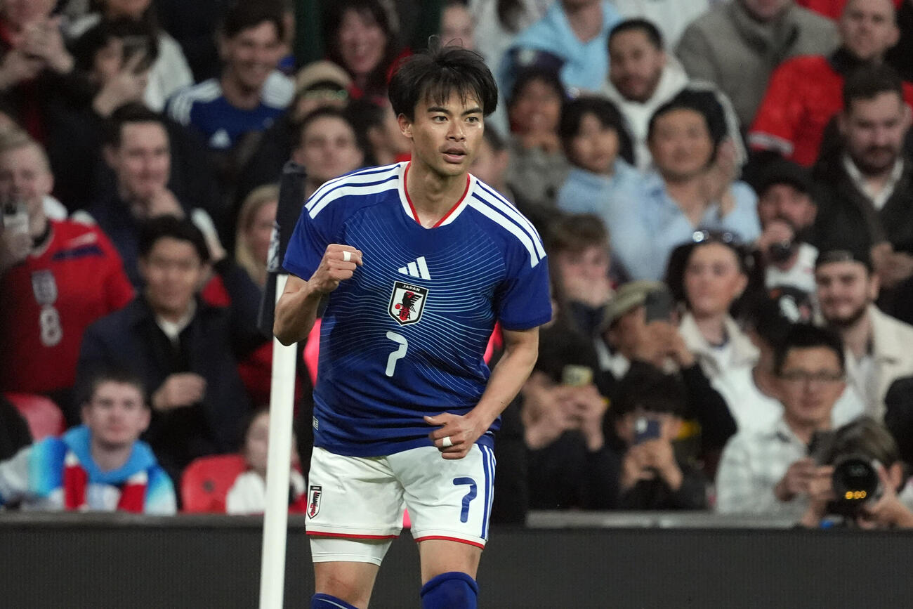 日本対イングランド　前半、先制ゴールを決めた三笘薫（撮影・パオロ　ヌッチ）