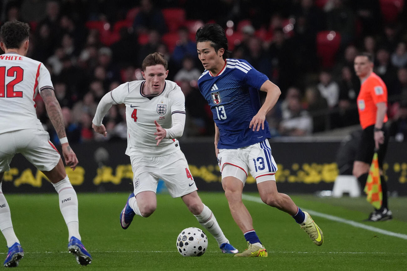 日本対イングランド　前半、ドリブルする中村（右）。左はイングランド代表アンダーソン（撮影・パオロ　ヌッチ）