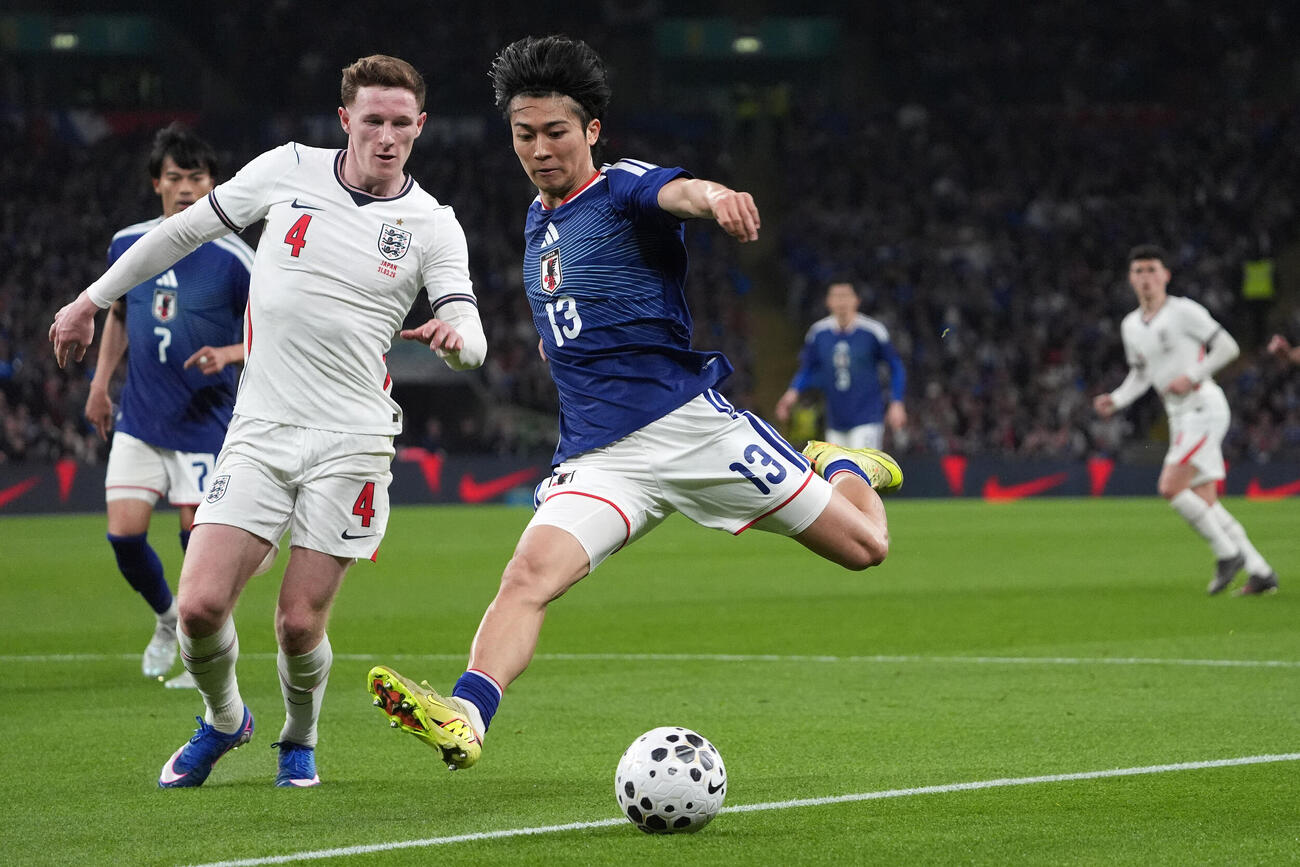 日本対イングランド　前半、攻め込む中村（右）。左はイングランド代表アンダーソン（撮影・パオロ　ヌッチ）