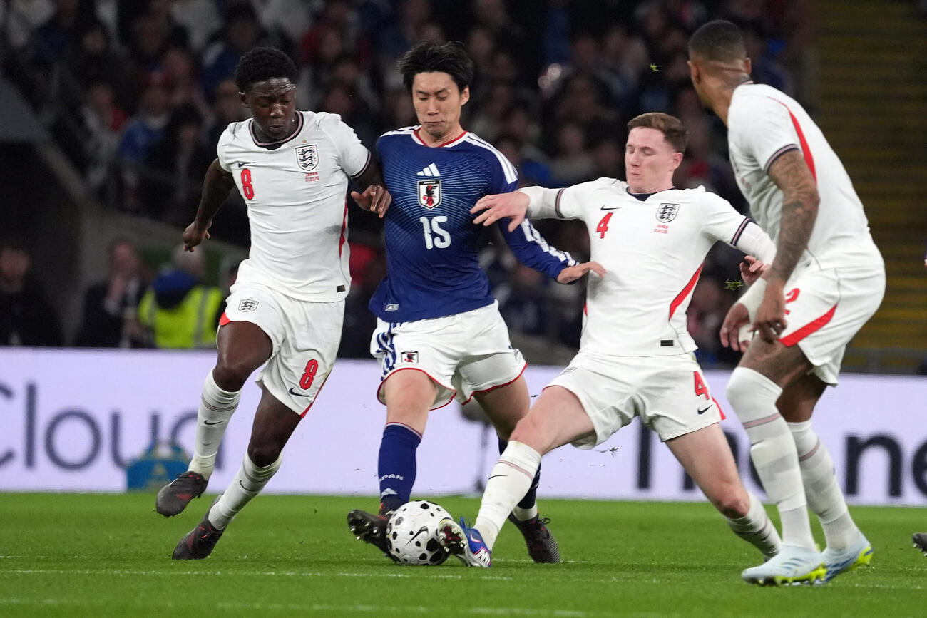 日本対イングランド　前半、攻め込む鎌田（左から2人目）。左からイングランド代表メイヌー、1人おいてアンダーソン（撮影・パオロ　ヌッチ）