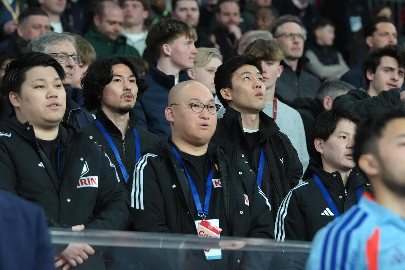 日本対イングランド　試合前、スタンドで君が代斉唱する南野（中央左）と遠藤（同右）（撮影・パオロ　ヌッチ）
