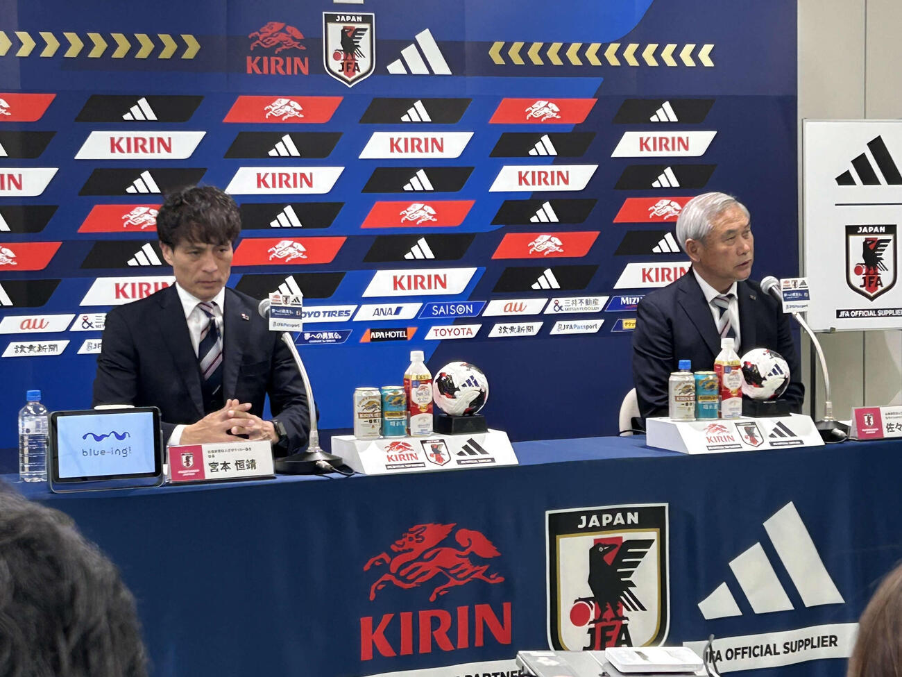 なでしこジャパンのニールセン監督が電撃退任となり、会見したJFA宮本恒靖会長（左）と佐々木則夫女子ナショナルダイレクター
