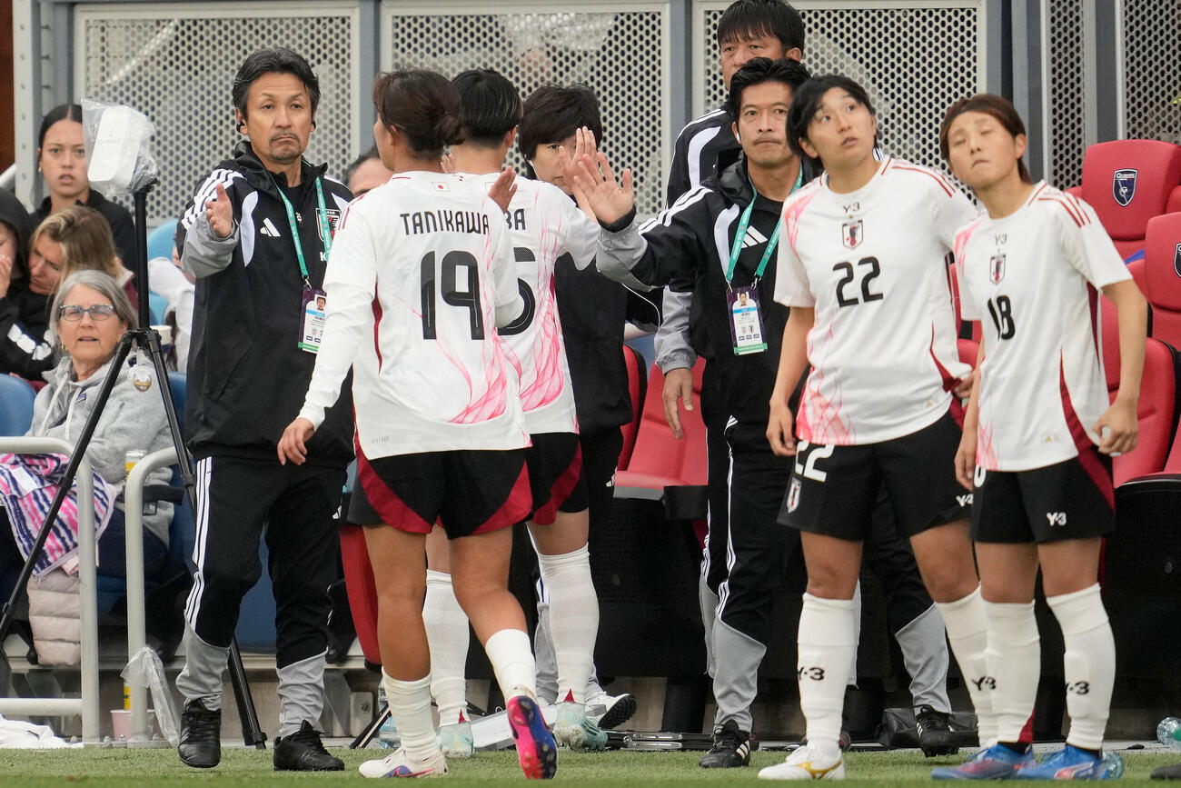 日本対米国　選手を迎える狩野監督代行（左）（AP）
