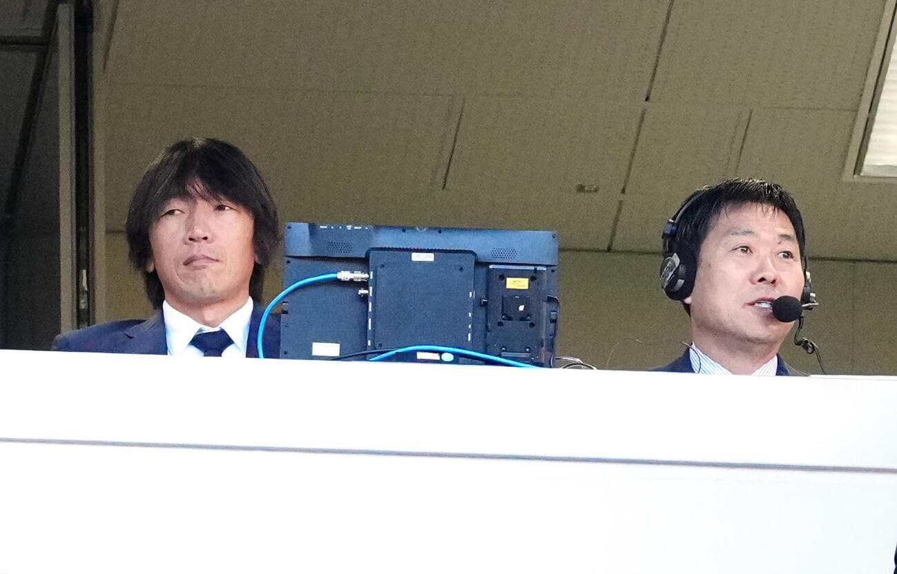 神村学園対鹿島学園　テレビ中継でスペシャルゲストの日本代表森保監督（右）。左は解説の中村氏（撮影・江口和貴）