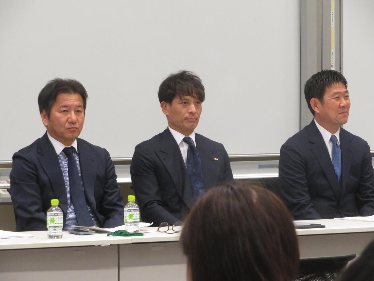 「サッカー外交推進議員連盟」「障がい者サッカーを応援する国会議員連盟」合同総会に出席した、左からJリーグ野々村芳和チェアマン、日本サッカー協会（JFA）宮本恒靖会長、日本代表の森保一監督（撮影・佐藤成）
