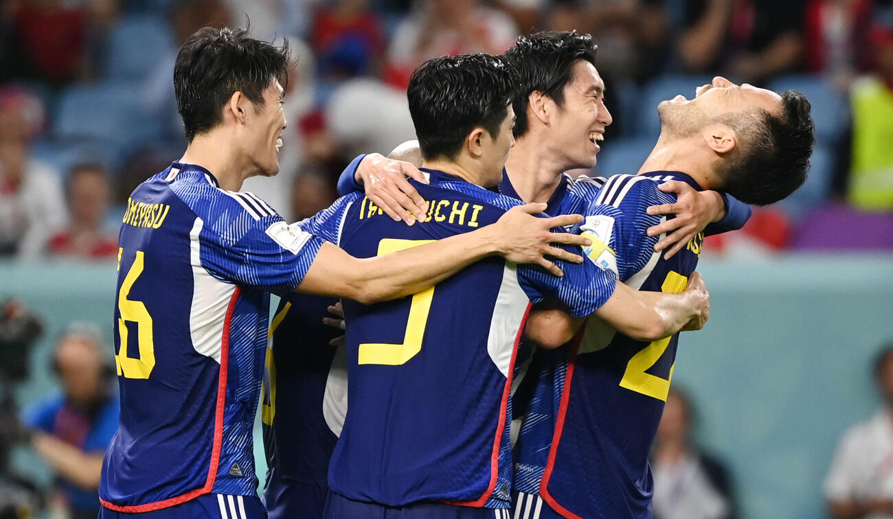 22年12月、サッカーワールドカップ（W杯）カタール大会　決勝トーナメント1回戦　日本対クロアチア　前半、前田大然の先制点を喜ぶ選手たち。左から冨安健洋、谷口彰悟、鎌田大地、吉田麻也