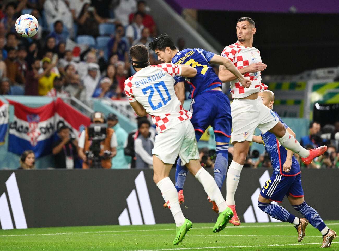 22年12月、サッカーワールドカップ（W杯）カタール大会　決勝トーナメント1回戦　日本対クロアチア　前半、ヘディングシュートを放つ谷口彰悟（左から2人目）