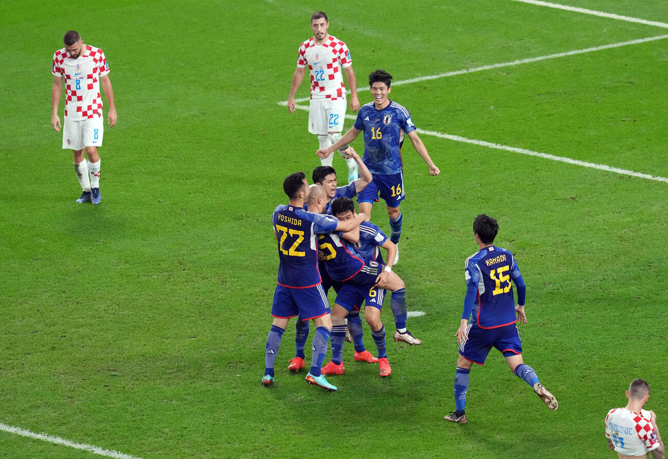 22年12月、サッカーワールドカップ（W杯）カタール大会　決勝トーナメント1回戦　日本対クロアチア　前半、先制点を奪った前田大然（左から2人目）の祝福に集まる日本の選手たち。左から吉田麻也、1人おいて谷口彰悟、遠藤航、冨安健洋、鎌田大地