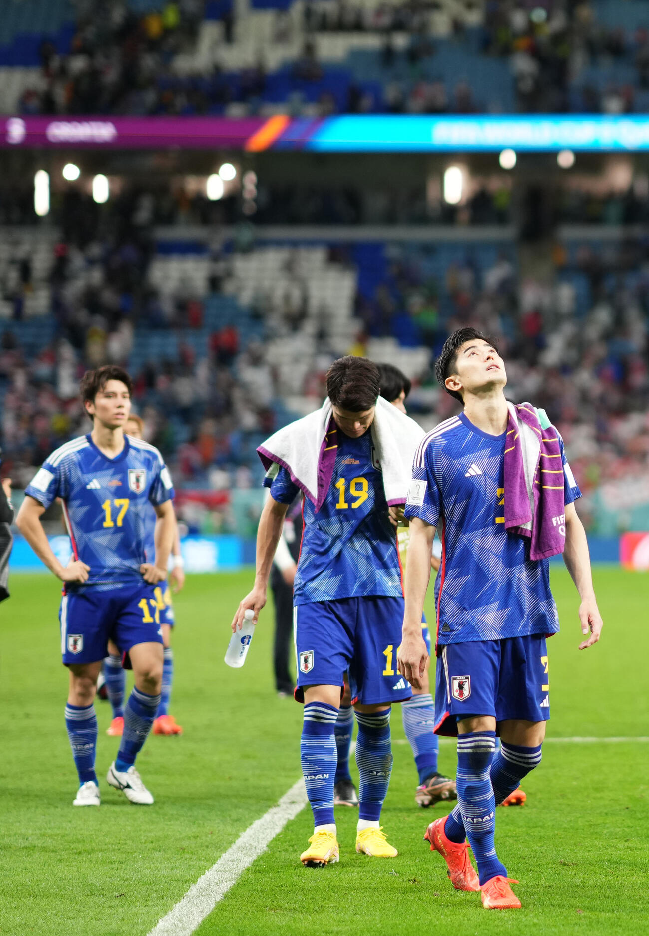 22年12月、サッカーワールドカップ（W杯）カタール大会　決勝トーナメント1回戦　日本対クロアチア　試合後、悔しげに空を見上げる谷口彰悟（右）