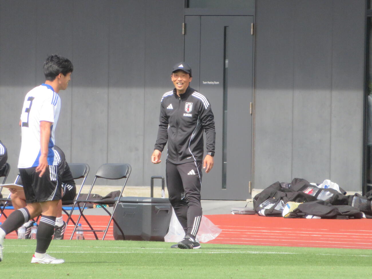 関東大学選抜とトレーニングマッチで指示を出すU－19日本代表の山口智監督