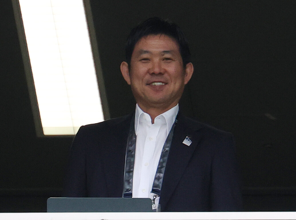 東京V対鹿島　視察に訪れた日本代表森保一監督は報道陣のカメラに笑顔を見せる（撮影・宮地輝）