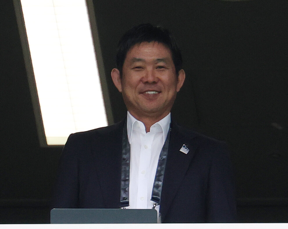 東京V対鹿島　視察に訪れた日本代表森保一監督は報道陣のカメラに笑顔を見せる（撮影・宮地輝）