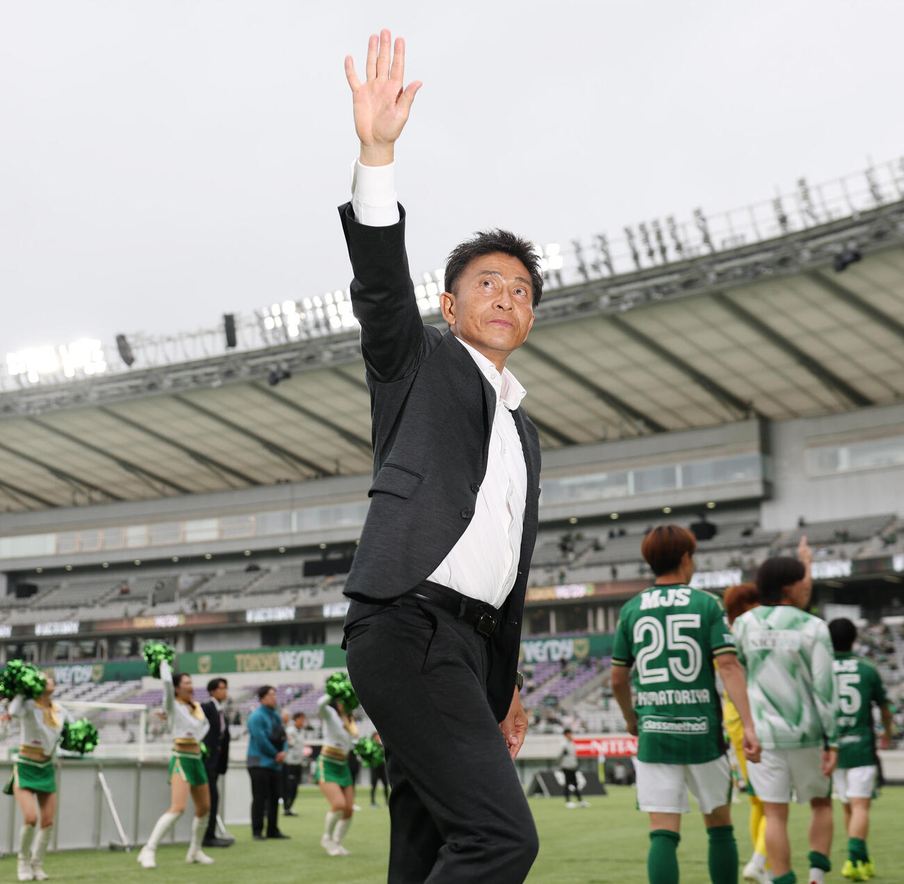 東京V対鹿島　勝利した東京V城福浩監督はファンの声援に応える（撮影・宮地輝）