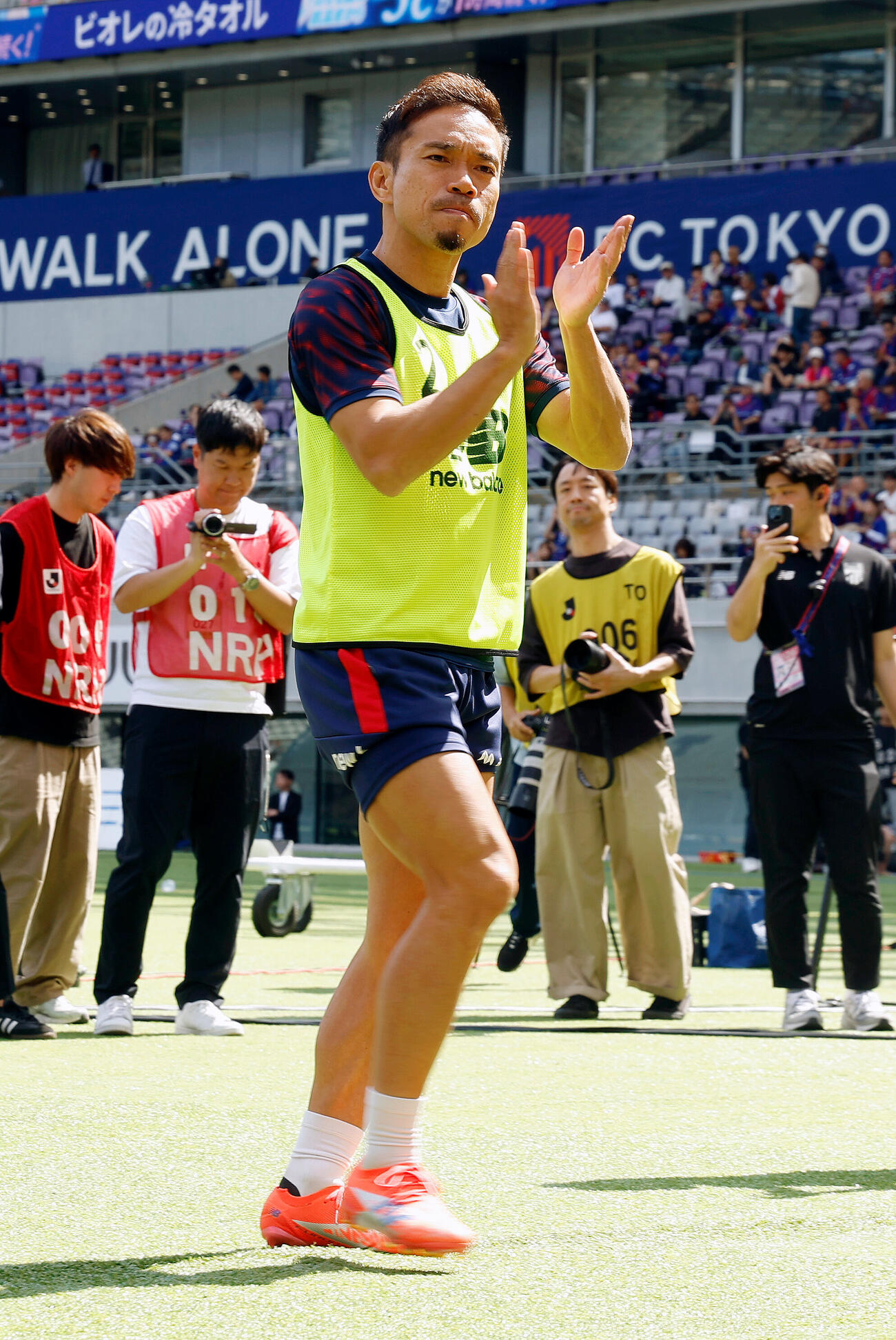 J1百年構想リーグ　第16節　東京対東京V　試合前、サポーターにあいさつをする東京長友佑都（撮影・山本朝陽）