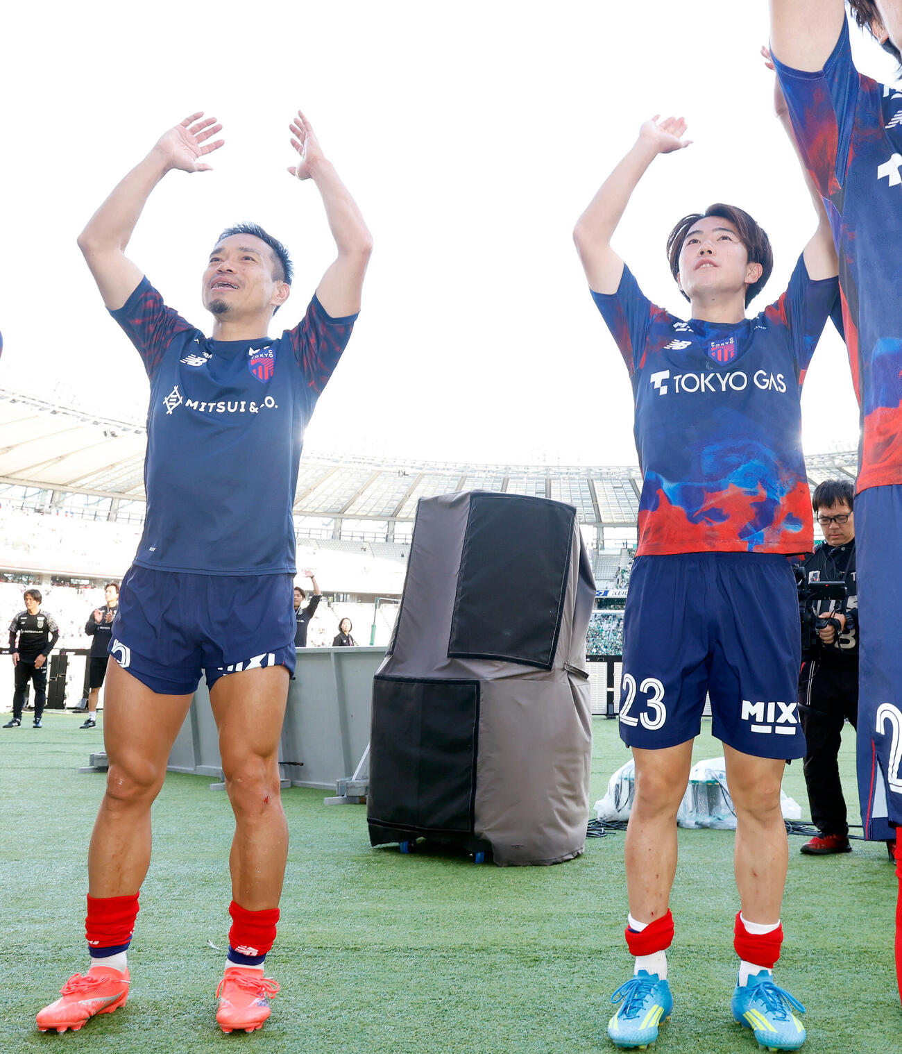 J1百年構想リーグ　第16節　東京対東京V　東京ダービーに勝利し、サポーターにあいさつをする東京長友佑都（左）と佐藤龍之介（撮影・山本朝陽）
