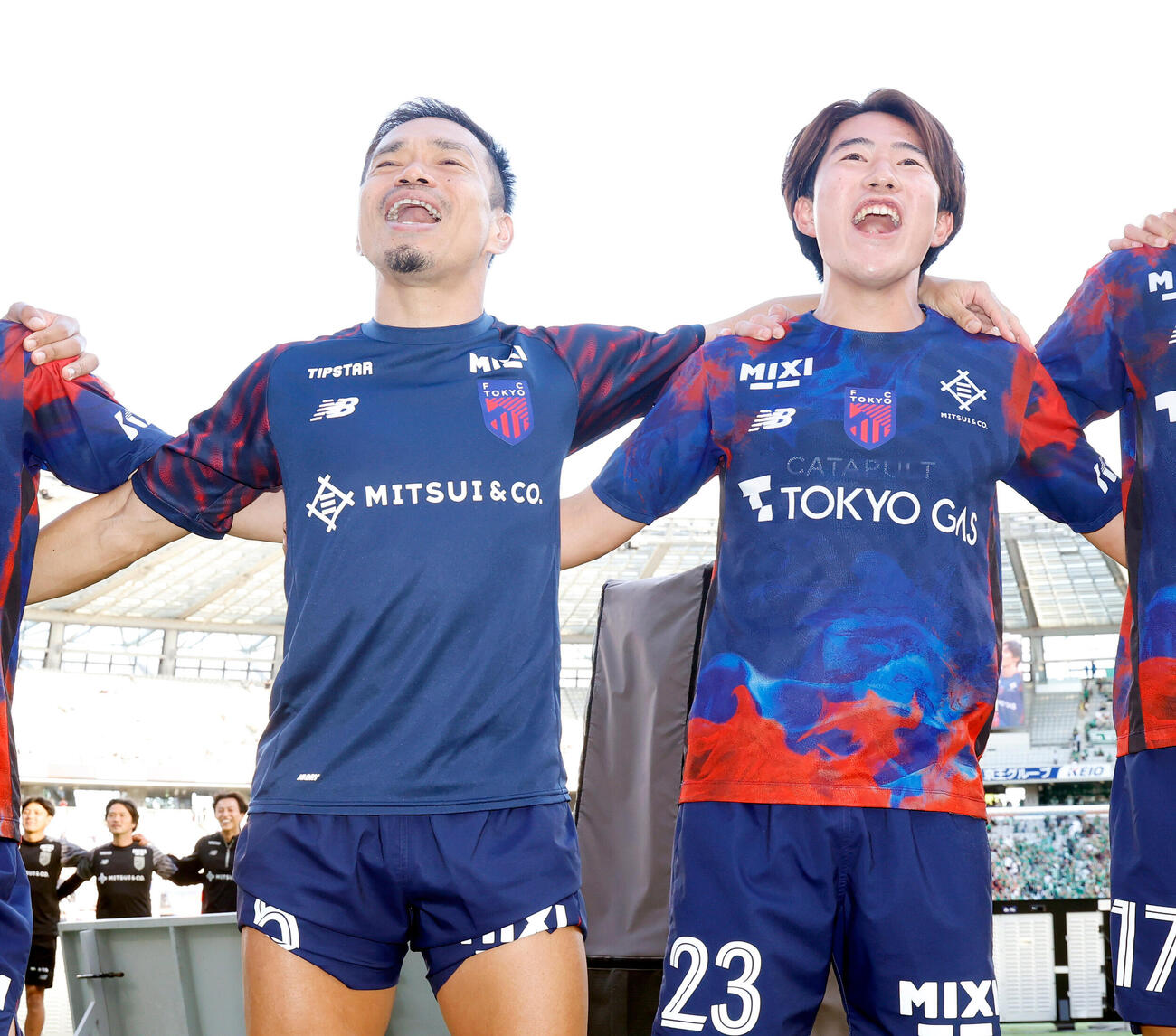 J1百年構想リーグ　第16節　東京対東京V　東京ダービーに勝利し、サポーターと喜び合う東京長友佑都（左）と佐藤龍之介（撮影・山本朝陽）