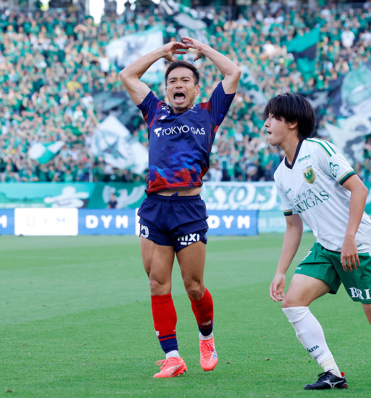 J1百年構想リーグ　第16節　東京対東京V　後半、サポーターを煽る東京長友佑都（撮影・山本朝陽）