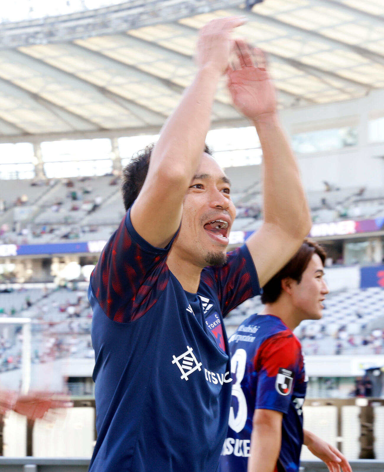 J1百年構想リーグ　第16節　東京対東京V　東京ダービーに勝利し、喜ぶ東京長友佑都（撮影・山本朝陽）