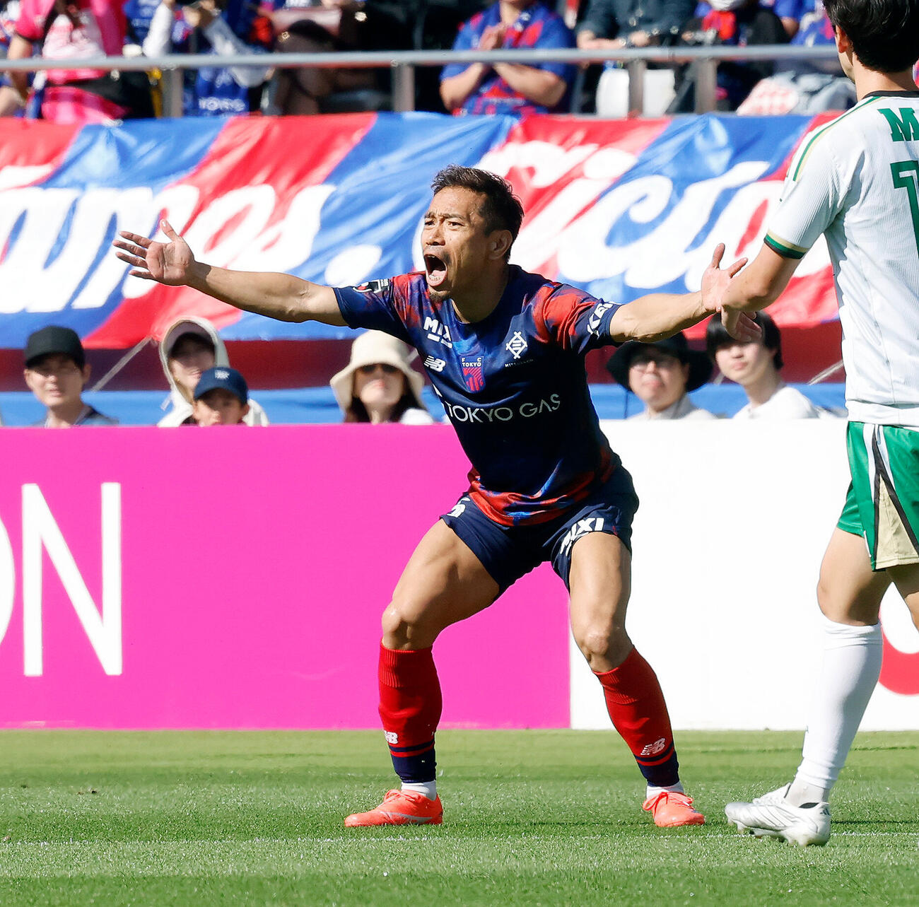 J1百年構想リーグ　第16節　東京対東京V　前半、ファウルの判定に不満を表す東京長友佑都（撮影・山本朝陽）