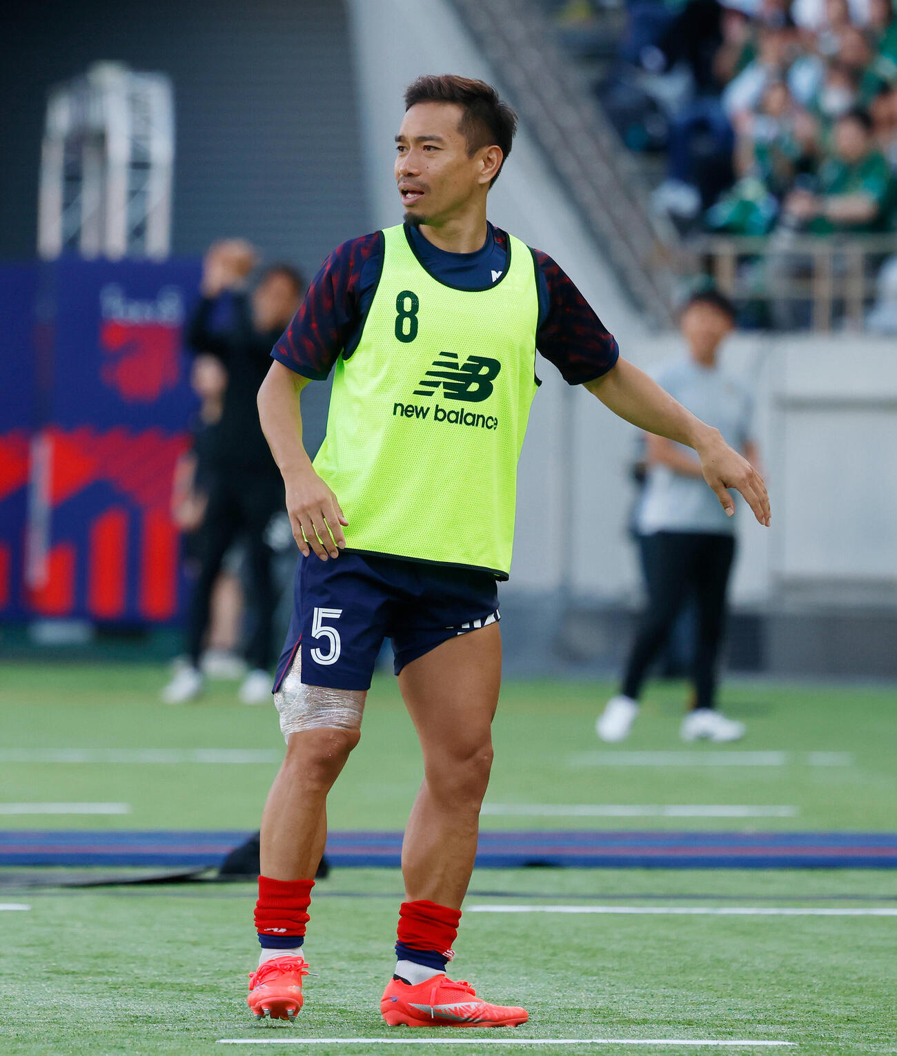 J1百年構想リーグ　第16節　東京対東京V　後半、交代後イレブンを鼓舞する東京長友佑都（撮影・山本朝陽）