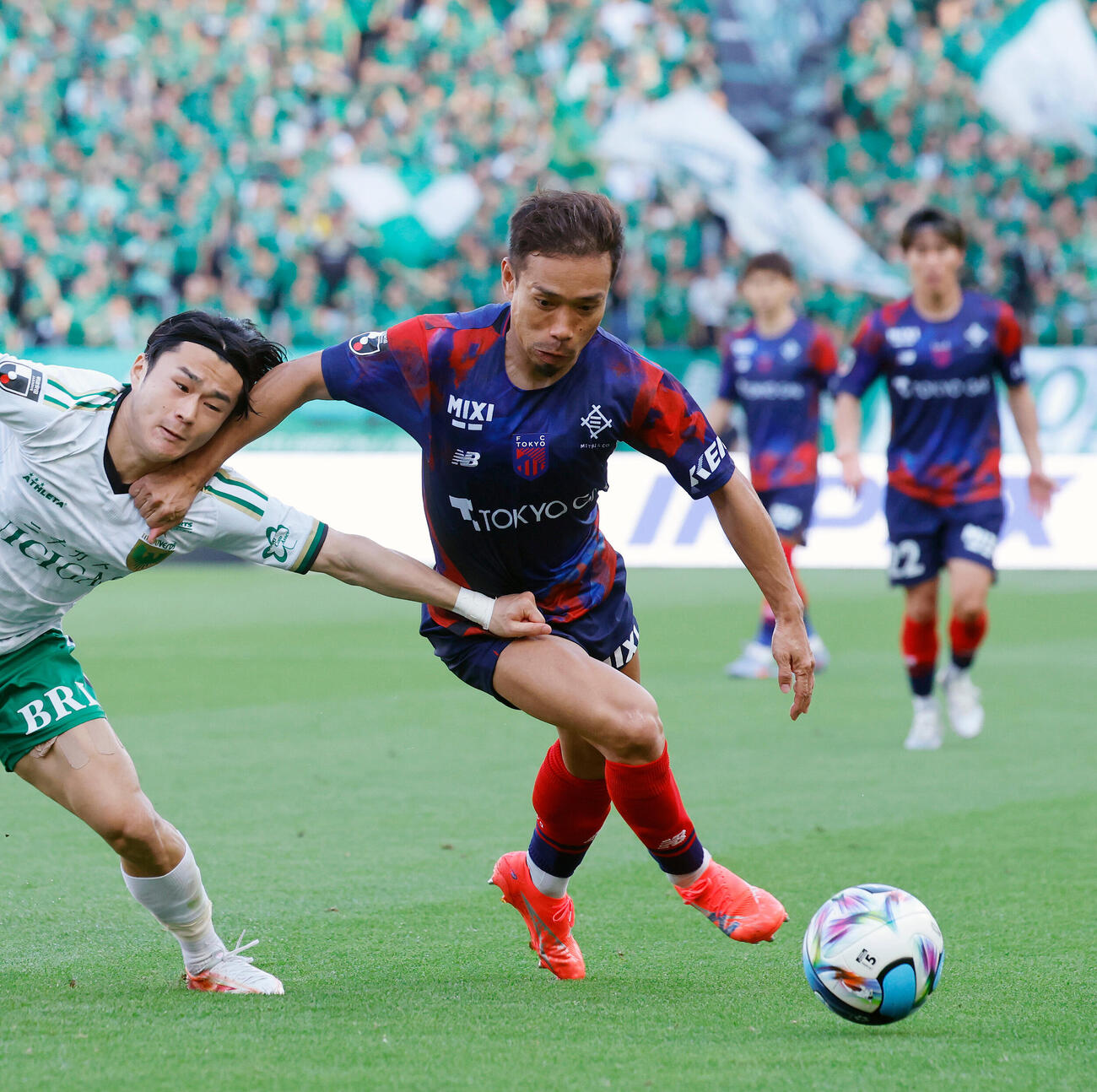J1百年構想リーグ　第16節　東京対東京V　後半、ドリブルで仕掛ける東京長友佑都（右）（撮影・山本朝陽）