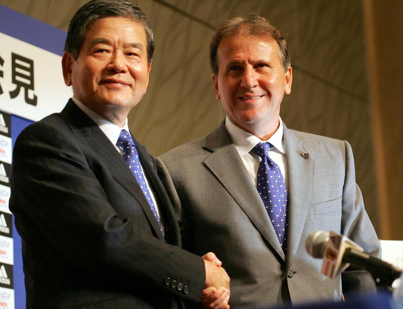 2006年5月、W杯日本代表発表　W杯メンバー発表後、ガッチリと握手を交わすジーコ監督（右）と川淵三郎キャプテン