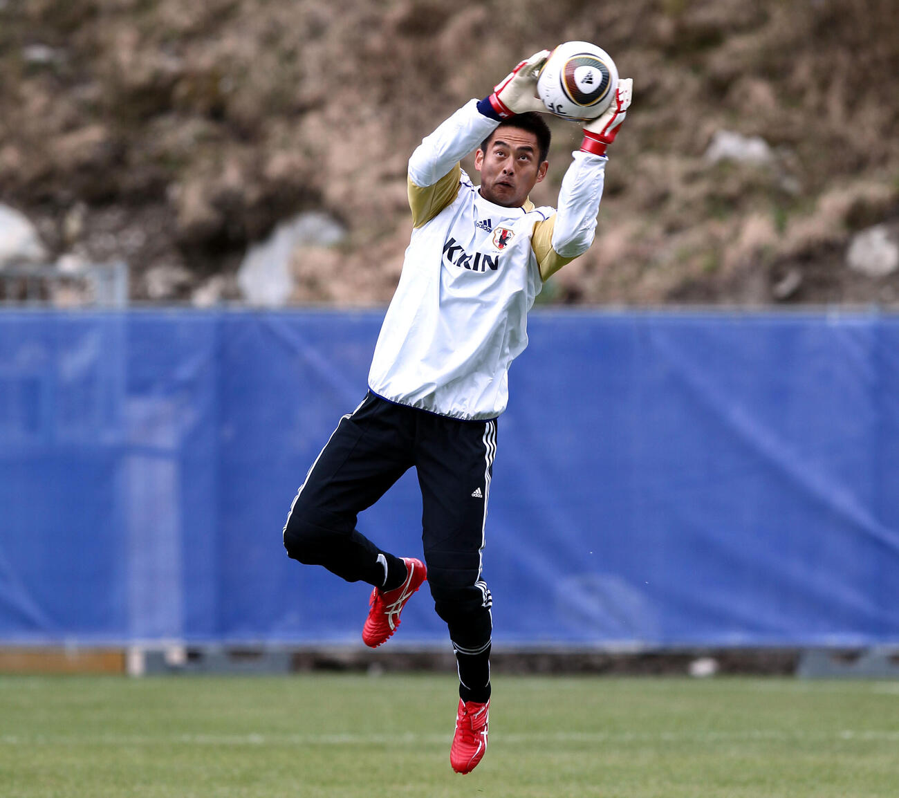 2010年5月、W杯南アフリカ大会　日本代表練習　練習で軽快な動きを見せるGK川口能活