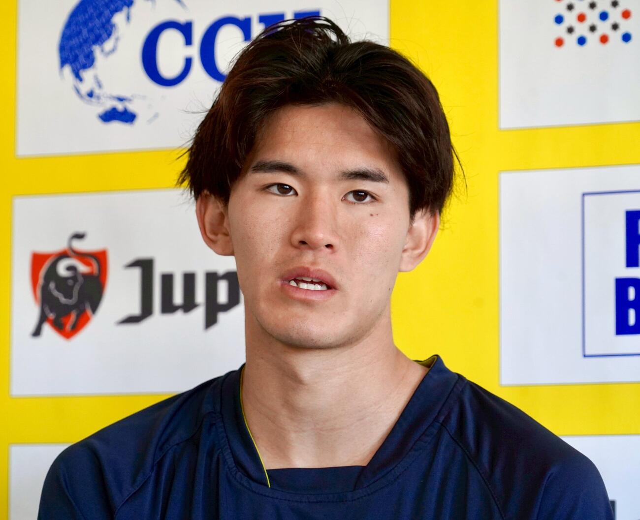取材に応じるベルギー1部シントトロイデンFW後藤啓介