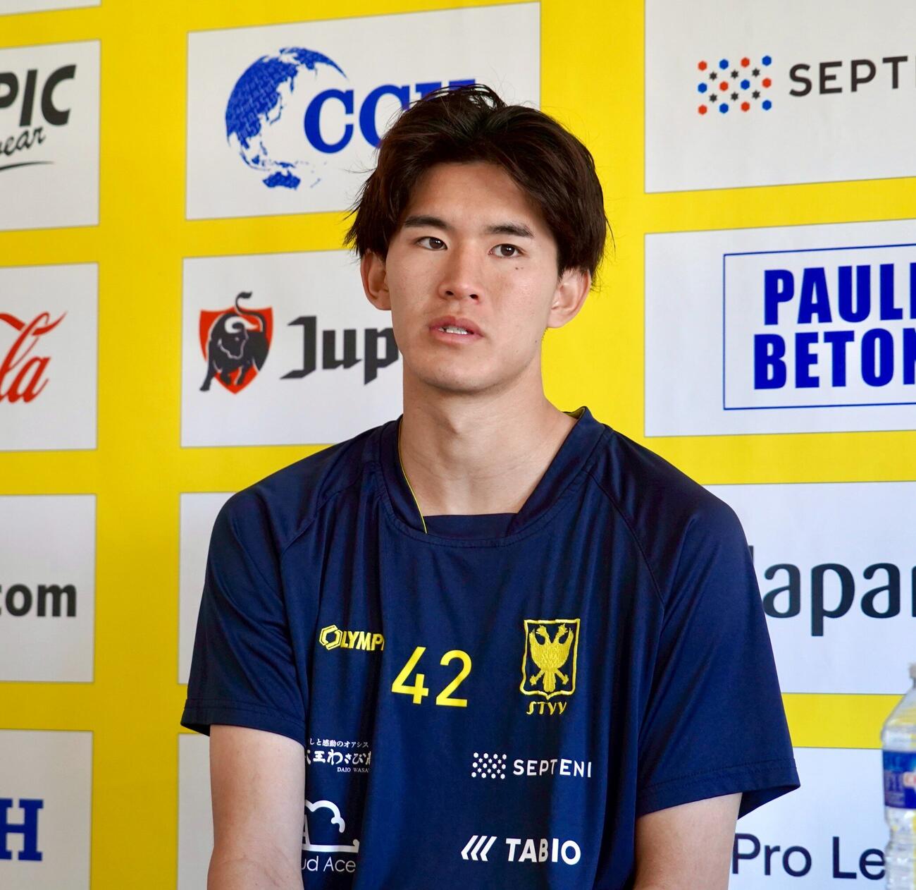 取材に応じるベルギー1部シントトロイデンFW後藤啓介