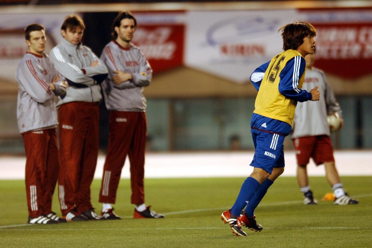 トルシエ監督の見守る中、軽快な動きを見せる中村俊輔（2002年4月撮影）