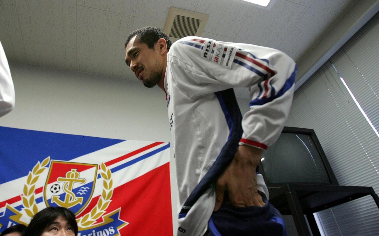 落選した久保竜彦は、会見を終えると苦笑いを浮かべながら席を立った（2006年5月撮影）