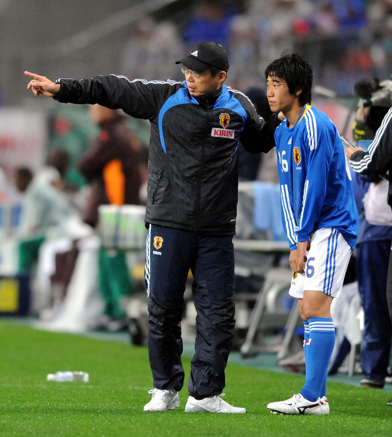 08年5月、コートジボワール戦で岡田監督（左）から指示を受けるMF香川
