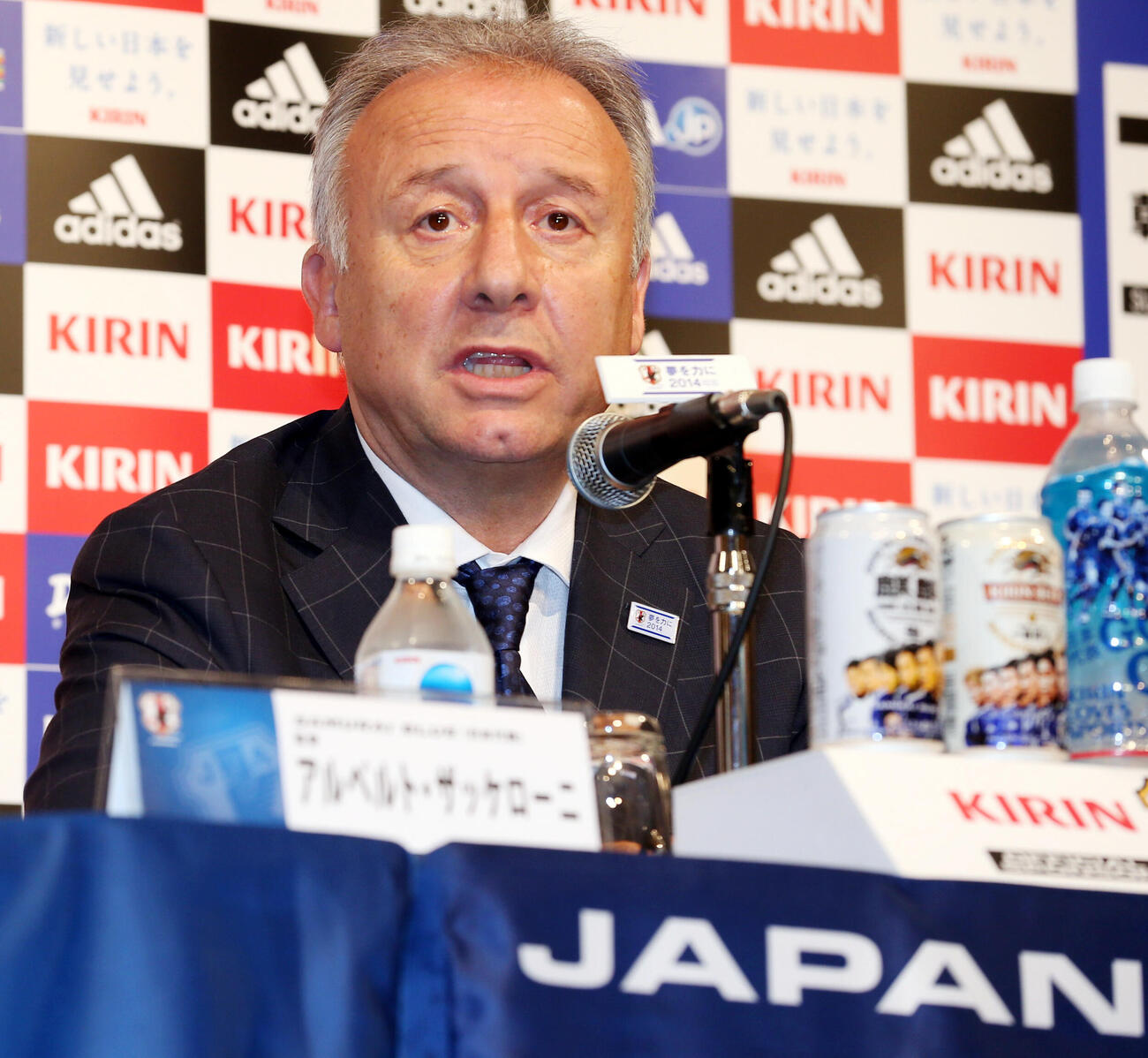 日本代表の最終メンバーを発表するザッケローニ監督（2014年5月撮影）