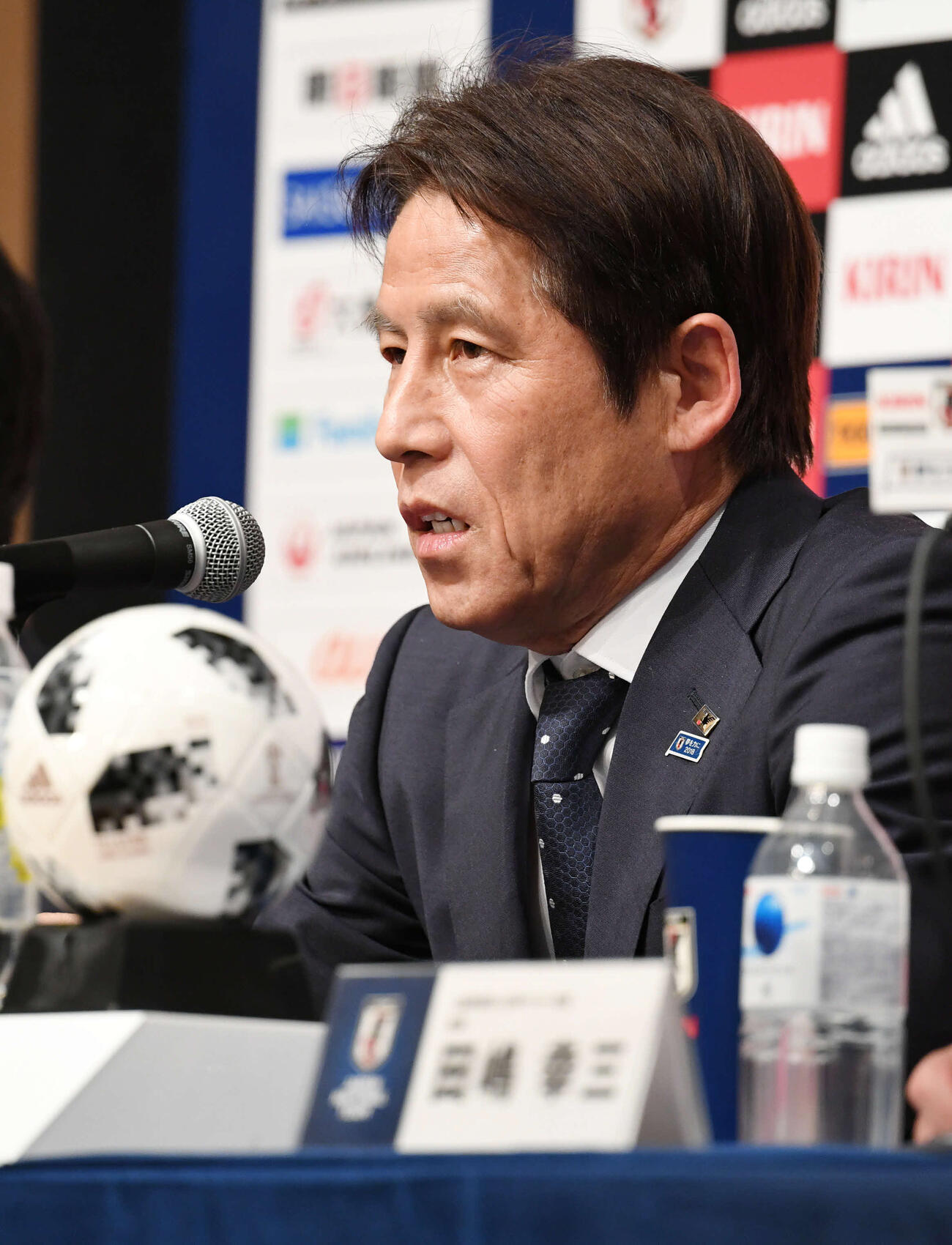 W杯ロシア大会の日本代表発表会見で西野監督は質問に答える（2018年5月撮影）