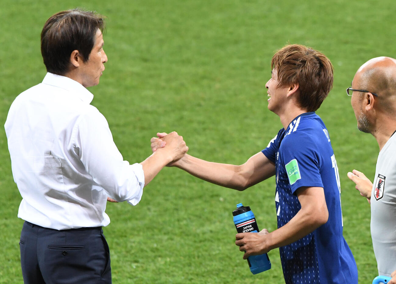 日本対ベルギー　後半、追加点を奪った乾（中央）は西野監督と握手する（2018年7月撮影）