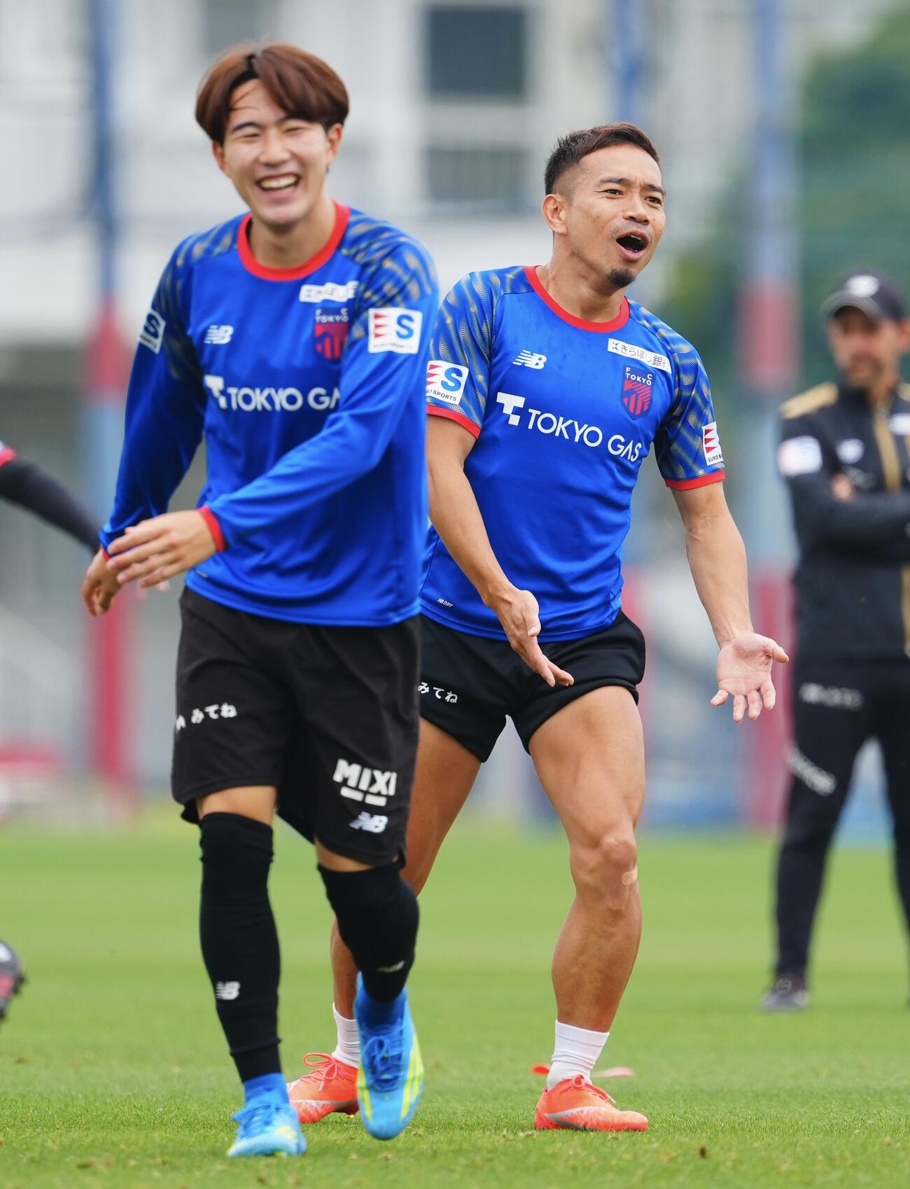 J1東京練習　笑顔を見せながら練習に臨む東京長友佑都（右）と佐藤龍之介（撮影・垰建太）