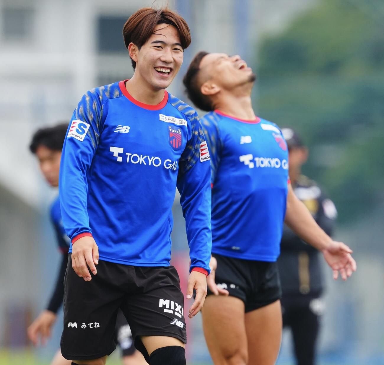 J1東京練習　笑顔を見せながら練習に臨む東京佐藤龍之介（左）と長友佑都（撮影・垰建太）