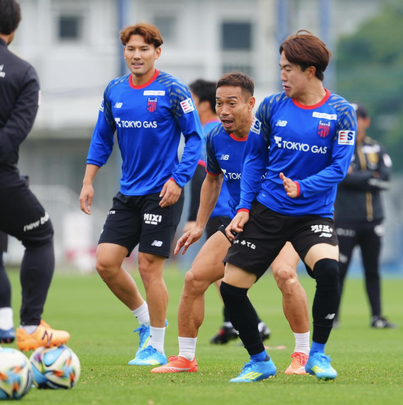 J1東京練習　笑顔を見せながら練習に臨む東京佐藤龍之介（右）と長友佑都（中央）と佐藤恵允（撮影・垰建太）