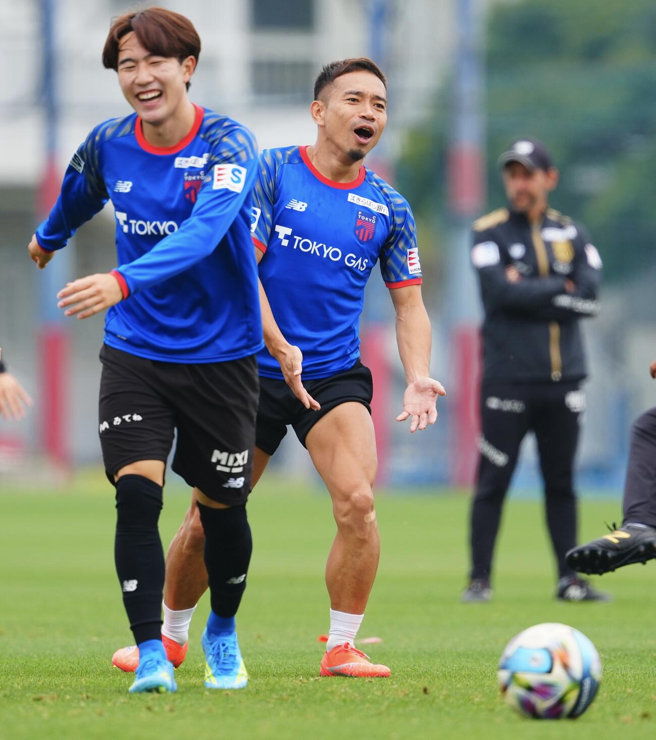 J1東京練習　笑顔を見せながら練習に臨む東京長友佑都（右）と佐藤龍之介（撮影・垰建太）