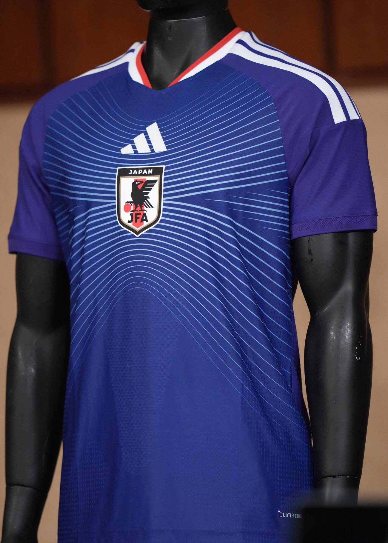 W杯北中米大会日本代表メンバー発表会見が行われる会場に置かれたユニホーム（撮影・足立雅史）