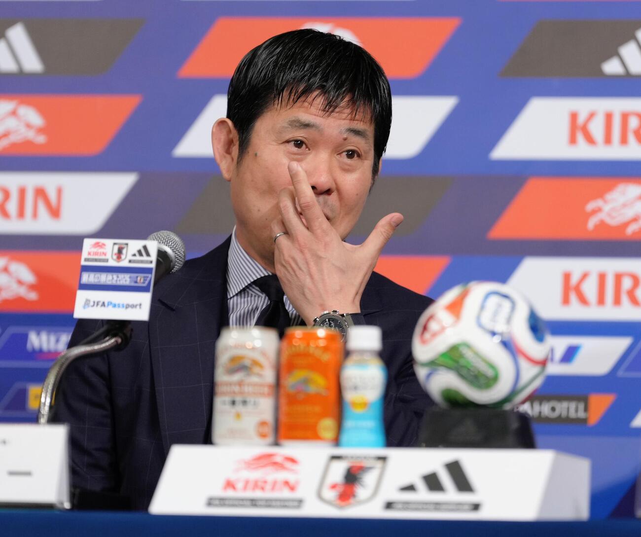 W杯北中米大会日本代表メンバー発表会見で涙ぐむ森保一監督（撮影・足立雅史）