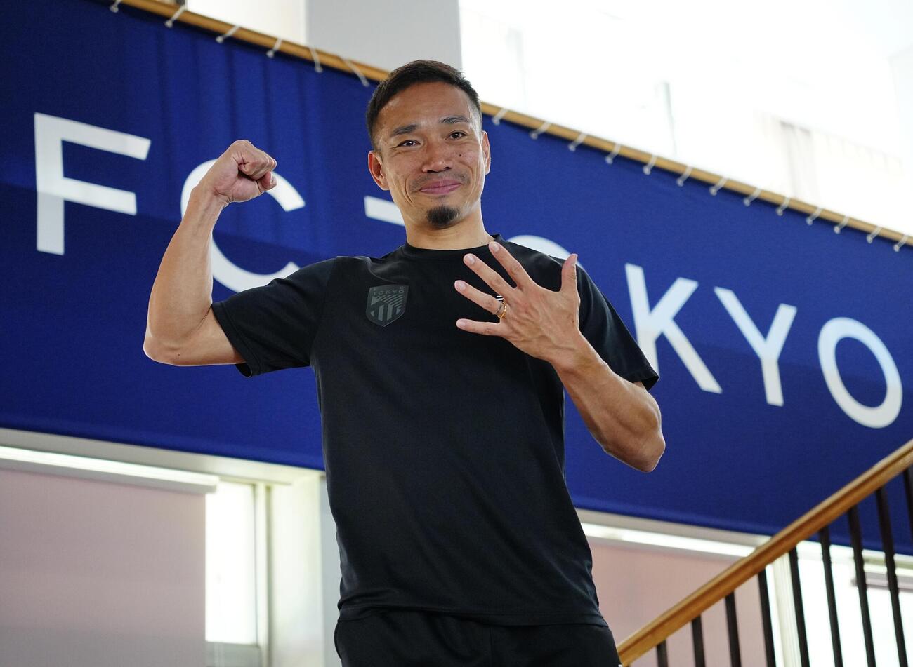 W杯北中米大会の日本代表に選ばれた東京長友佑都は「5」のポーズで写真に納まる（撮影・垰建太）