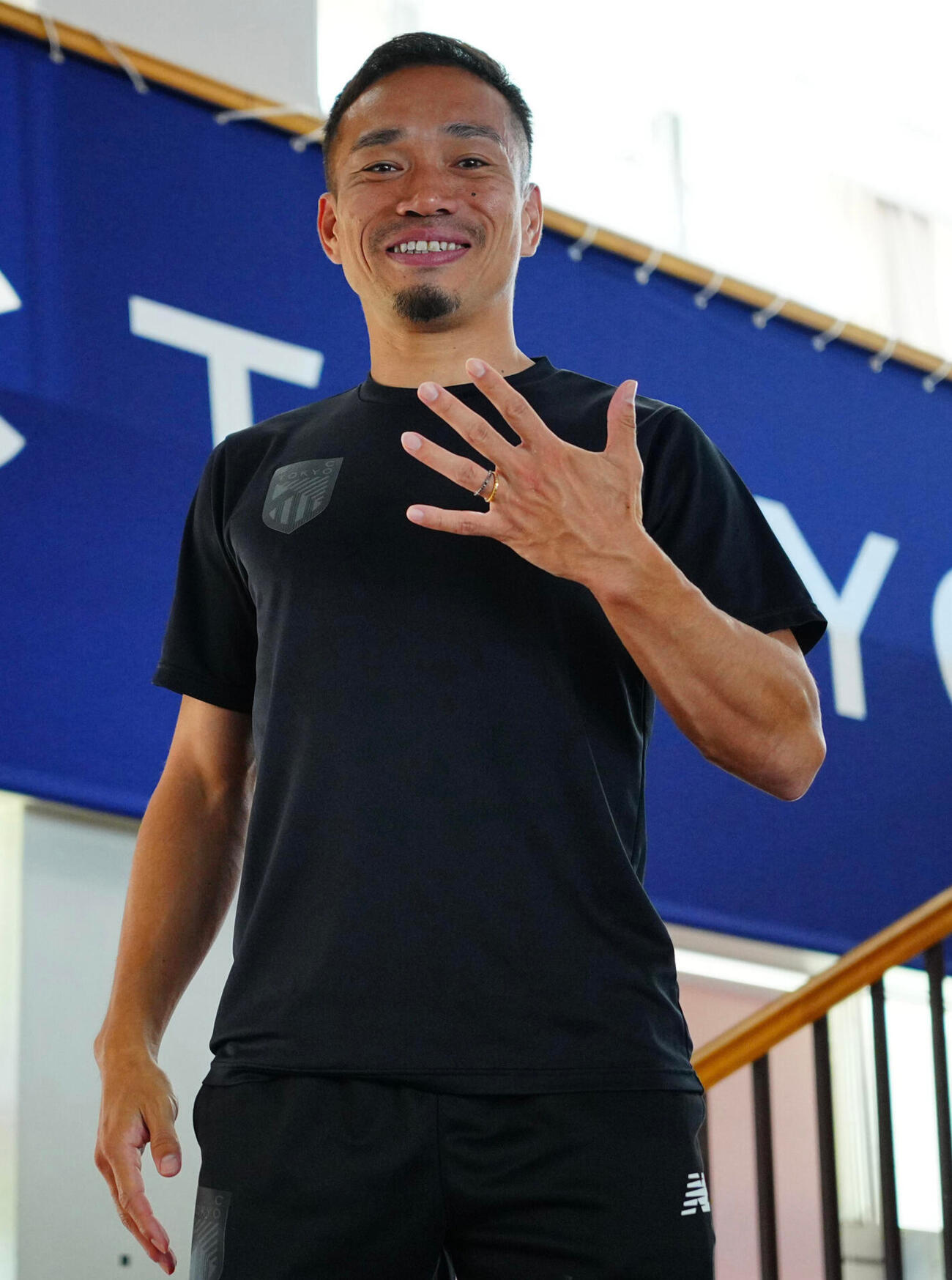 W杯北中米大会の日本代表に選ばれた東京長友佑都は「5」のポーズで写真に納まる（撮影・垰建太）