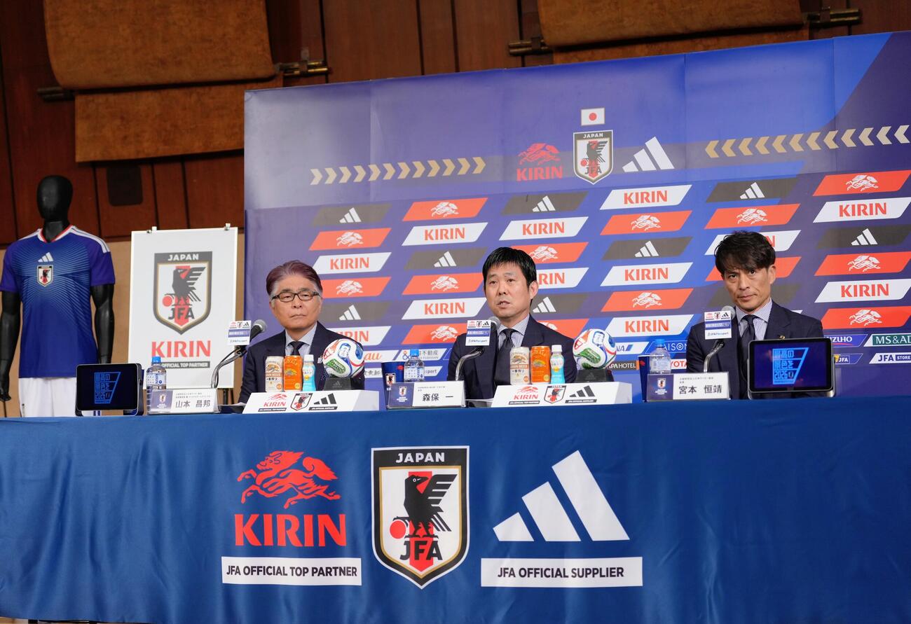 W杯北中米大会日本代表メンバー発表会見に臨む森保一監督（中央）。左は山本昌邦技術委員長兼ナショナルチームダイレクター、右は宮本恒靖会長（撮影・足立雅史）