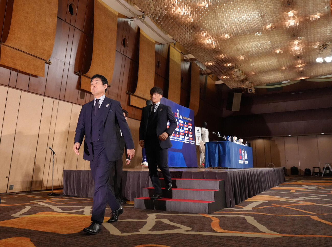 W杯北中米大会日本代表メンバー発表会見に終え、会場を後にする森保一監督（左）と宮本恒靖会長（撮影・足立雅史）