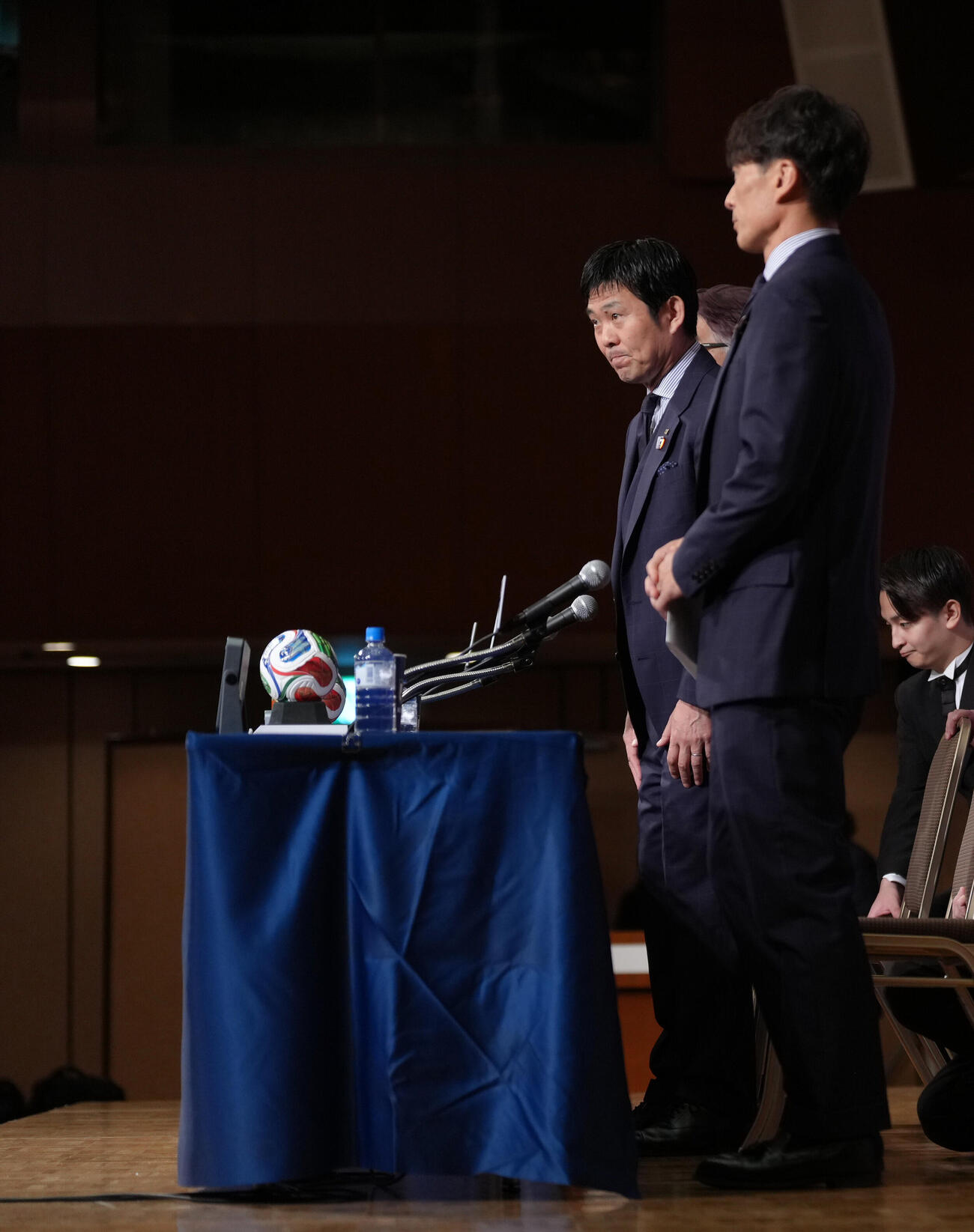 W杯北中米大会日本代表メンバー発表会見に臨む森保一監督（左）（撮影・足立雅史）