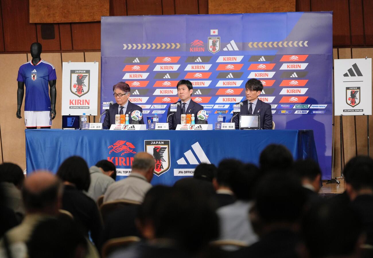 W杯北中米大会日本代表メンバー発表会見に臨む森保一監督（中央）。左は山本昌邦技術委員長兼ナショナルチームダイレクター、右は宮本恒靖会長（撮影・足立雅史）