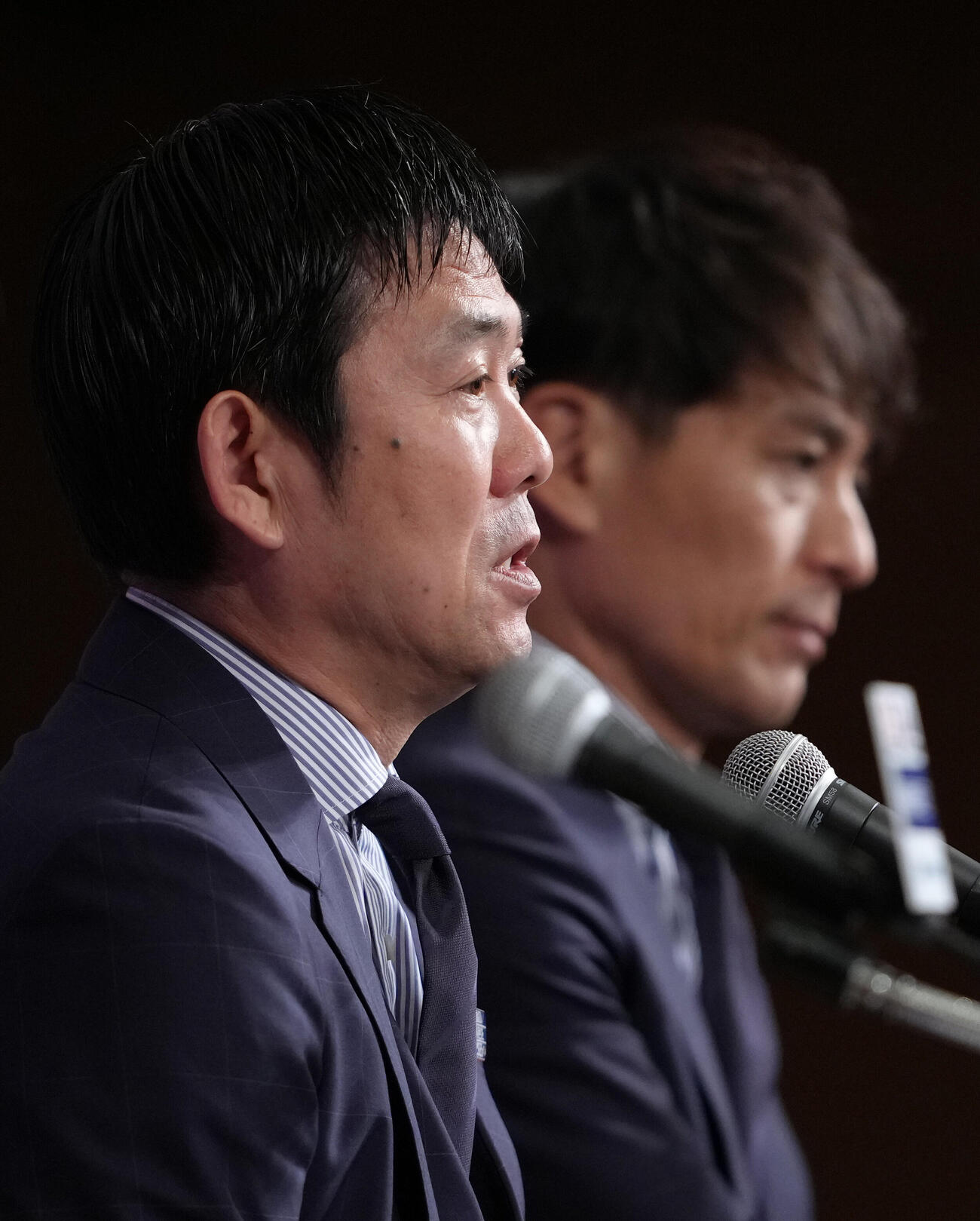 W杯北中米大会日本代表メンバー発表会見に臨む森保一監督。右は宮本恒靖会長（撮影・足立雅史）